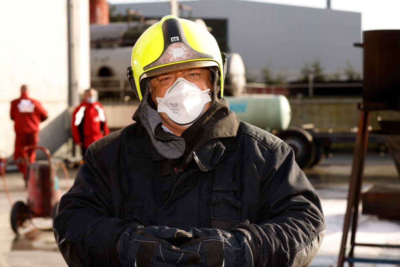 Marc Van Ranst als brandweerman van dienst (c) James Arthur